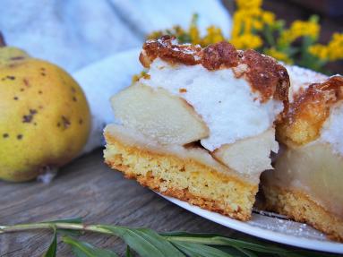 Zdjęcie - Kruche ciasto z gruszkami i bezą - Przepisy kulinarne ze zdjęciami