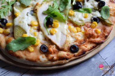 Zdjęcie - Domowa pizza z indykiem - Przepisy kulinarne ze zdjęciami