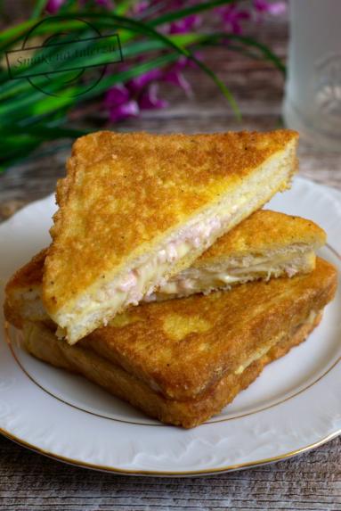 Zdjęcie - Tostowe kanapki w jajku – z szynką i serem - Przepisy kulinarne ze zdjęciami