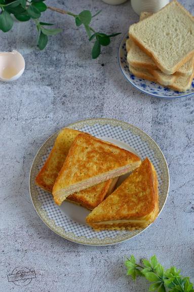 Zdjęcie - Tostowe kanapki w jajku – z szynką i serem - Przepisy kulinarne ze zdjęciami