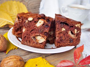 Zdjęcie - Wiewiórka - czekoladowe ciasto z jabłami i bakaliami - Przepisy kulinarne ze zdjęciami