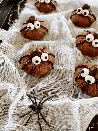 Zdjęcie - Czekoladowe pająki na Halloween - bez pieczenia! - Przepisy kulinarne ze zdjęciami