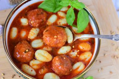 Zdjęcie - Pulpeciki w sosie pomidorowym z gnocchi - Przepisy kulinarne ze zdjęciami