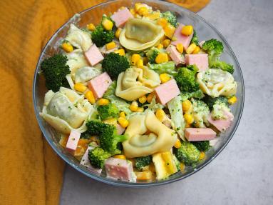 Zdjęcie - Sałatka brokułowa z tortellini i szynką - Przepisy kulinarne ze zdjęciami