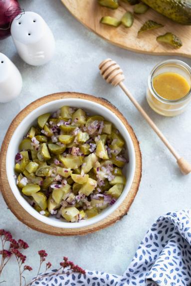 Zdjęcie - Surówka z ogórków konserwowych i cebuli - Przepisy kulinarne ze zdjęciami