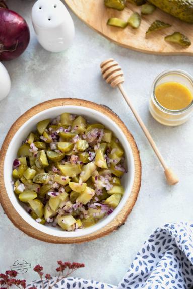 Zdjęcie - Surówka z ogórków konserwowych i cebuli - Przepisy kulinarne ze zdjęciami