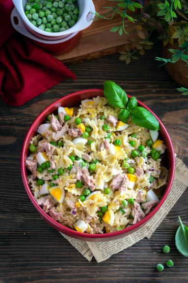 Zdjęcie - Sałatka makaronowa z tuńczykiem i zielonym groszkiem - Przepisy kulinarne ze zdjęciami