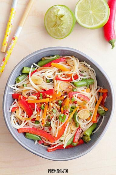 Zdjęcie - Makaron ryżowy z warzywami - Przepisy kulinarne ze zdjęciami