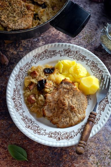 Zdjęcie - Schabowe + kiszona kapusta z jabłkiem i śliwkami - Przepisy kulinarne ze zdjęciami