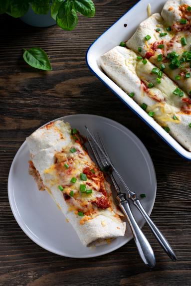 Zdjęcie - Tortilla zapiekana z mięsem mielonym - Przepisy kulinarne ze zdjęciami