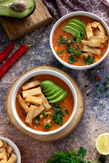 Zdjęcie - Zupa z mięsem mielonym i tortillą - Przepisy kulinarne ze zdjęciami