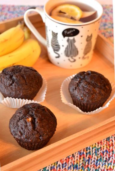 Zdjęcie - Mocno czekoladowe babeczki z bananami - Przepisy kulinarne ze zdjęciami