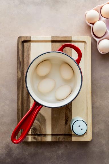 Zdjęcie - Sałatka z pieczarkami i sosem jogurtowym - Przepisy kulinarne ze zdjęciami