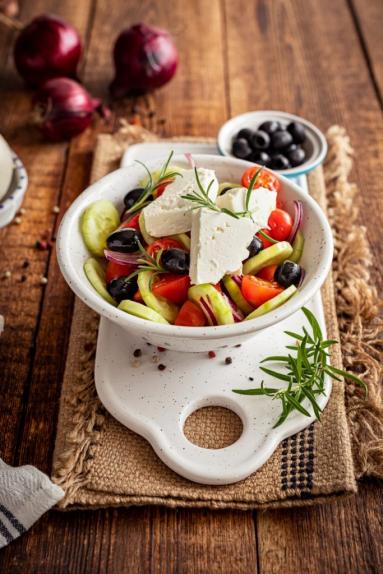 Zdjęcie - Sałatka grecka z rozmarynem - Przepisy kulinarne ze zdjęciami
