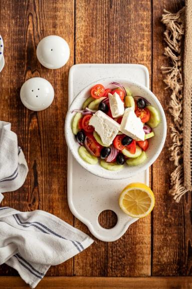 Zdjęcie - Sałatka grecka z rozmarynem - Przepisy kulinarne ze zdjęciami