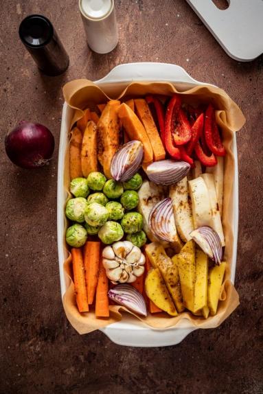 Zdjęcie - Pieczone warzywa z olejem i koperkiem - Przepisy kulinarne ze zdjęciami