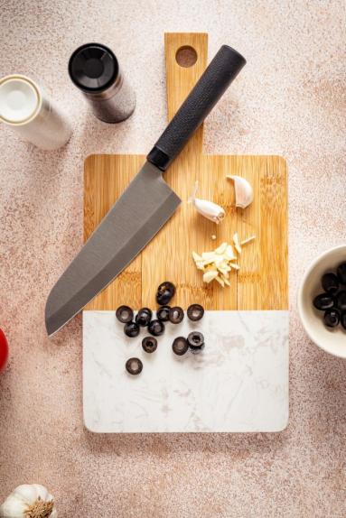 Zdjęcie - Sałatka z pomidorów, czarnuszki i czosnku - Przepisy kulinarne ze zdjęciami