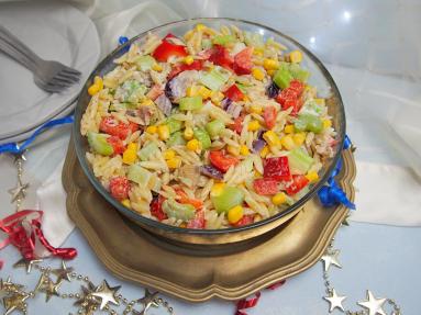 Zdjęcie - Kolorowa sałatka imprezeowa - Przepisy kulinarne ze zdjęciami