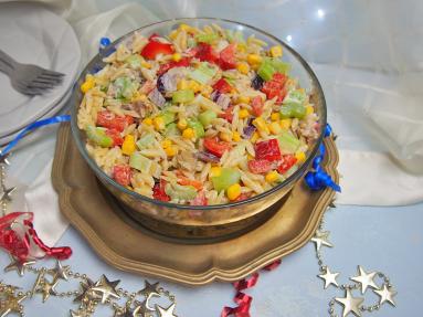 Zdjęcie - Kolorowa sałatka imprezeowa - Przepisy kulinarne ze zdjęciami