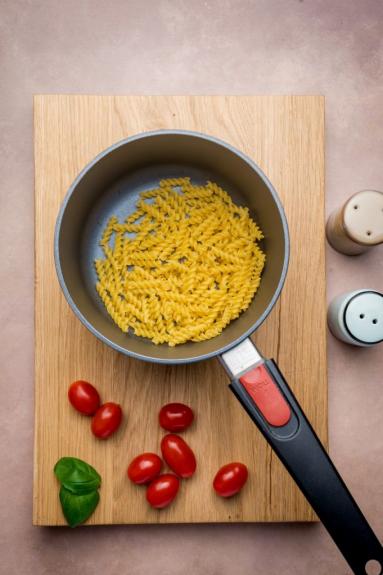 Zdjęcie - Zapiekanka makaronowa z kurczakiem i pomidorami - Przepisy kulinarne ze zdjęciami