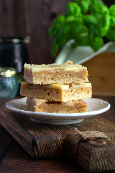 Zdjęcie - Krajanka z masłem orzechowym, serkiem śmietankowym i karmelem - Przepisy kulinarne ze zdjęciami