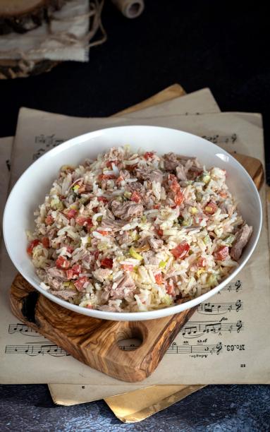 Zdjęcie - Sałatka ryżowa z tuńczykiem i porem - Przepisy kulinarne ze zdjęciami