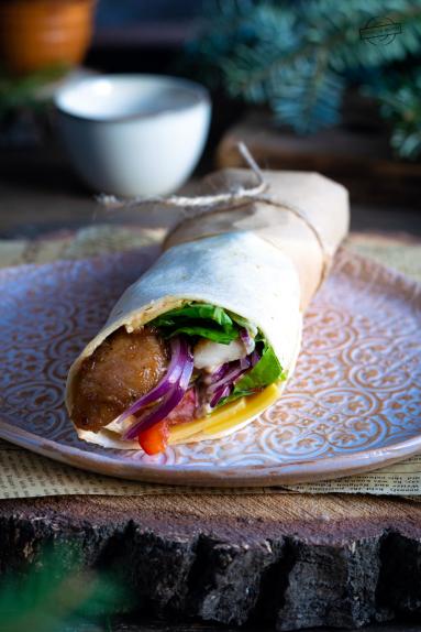 Zdjęcie - Tortilla z miodowymi udkami, serem i warzywami - Przepisy kulinarne ze zdjęciami