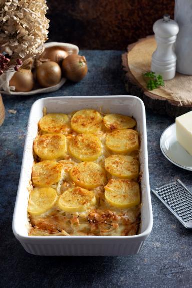 Zdjęcie - Ziemniaczana zapiekanka z serem i cebulą - Przepisy kulinarne ze zdjęciami