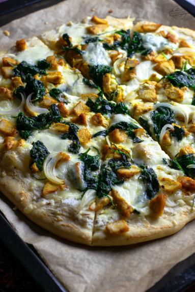 Zdjęcie - Biała pizza z kurczakiem i szpinakiem - Przepisy kulinarne ze zdjęciami