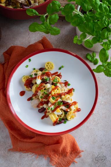 Zdjęcie - Makaronowa sałatka z tuńczykiem i czerwoną fasolką - Przepisy kulinarne ze zdjęciami