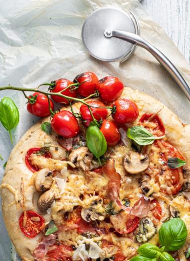 Zdjęcie - Pizza babci Kasi z ziołami - Przepisy kulinarne ze zdjęciami