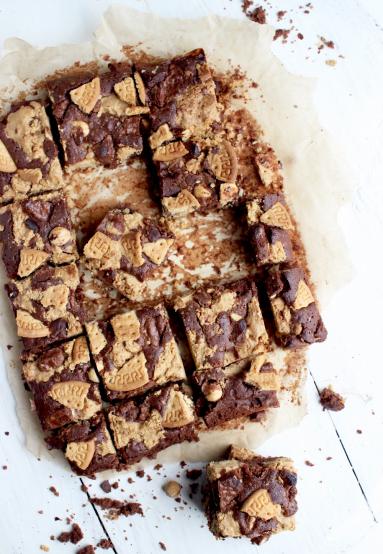 Zdjęcie - Ciasteczkowe brownie z masłem orzechowym - Przepisy kulinarne ze zdjęciami