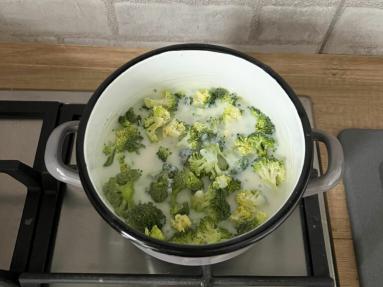 Zdjęcie - Ryba z brokułami i beszamelem - Przepisy kulinarne ze zdjęciami