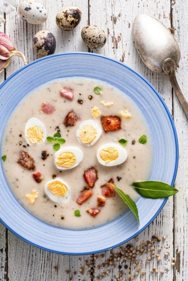 Zdjęcie - Staropolski żur z białą kiełbasą i jajkami przepiórczymi - Przepisy kulinarne ze zdjęciami