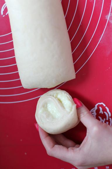Zdjęcie - Drożdżowe ślimaki z budyniem i białą czekoladą - Przepisy kulinarne ze zdjęciami