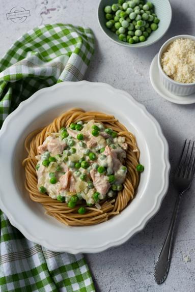 Zdjęcie - Spaghetti z zielonym groszkiem i wędzonym łososiem - Przepisy kulinarne ze zdjęciami