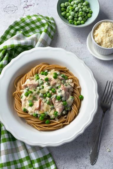 Zdjęcie - Spaghetti z zielonym groszkiem i wędzonym łososiem - Przepisy kulinarne ze zdjęciami