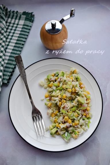 Zdjęcie - Sałatka z ryżem i warzywami - Napiecyku - Przepisy kulinarne ze zdjęciami