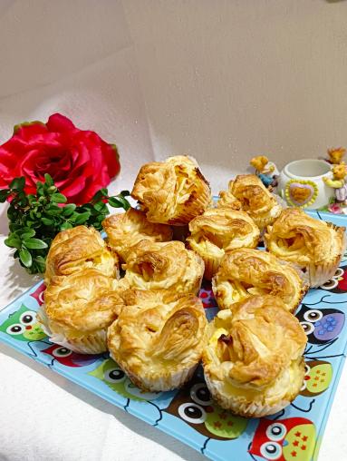 Zdjęcie - Babeczki sernikowe z ciasta francuskiego - Przepisy kulinarne ze zdjęciami