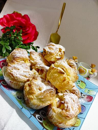 Zdjęcie - Babeczki sernikowe z ciasta francuskiego - Przepisy kulinarne ze zdjęciami