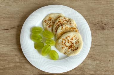 Zdjęcie - Wytrawne placuszki z żółtym serem - Przepisy kulinarne ze zdjęciami
