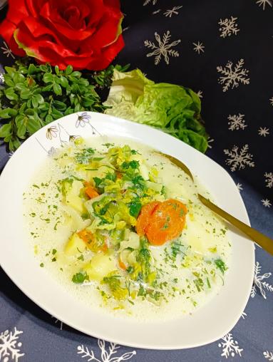 Zdjęcie - Zupa ziemniaczanka z sałatą rzymską - Przepisy kulinarne ze zdjęciami