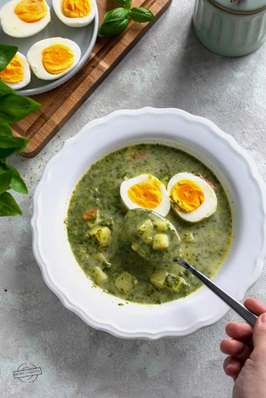 Zdjęcie - Zupa szpinakowa z jajkiem - Przepisy kulinarne ze zdjęciami