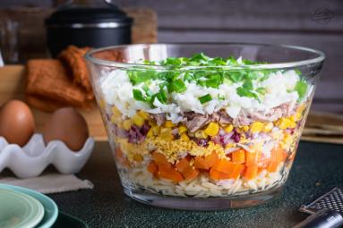 Zdjęcie - Warstwowa sałatka z tuńczykiem, makaronem orzo i marchewką - Przepisy kulinarne ze zdjęciami