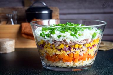 Zdjęcie - Warstwowa sałatka z tuńczykiem, makaronem orzo i marchewką - Przepisy kulinarne ze zdjęciami