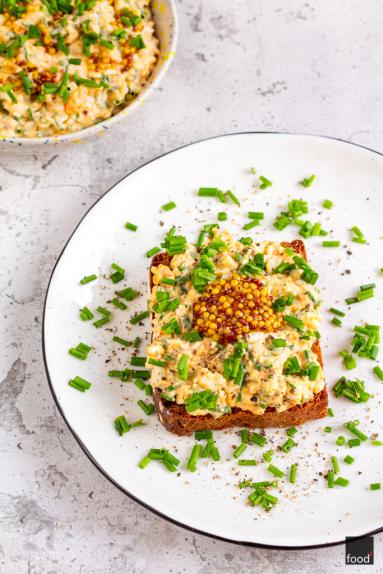 Zdjęcie - Pasta jajeczna ze szczypiorkiem i musztardą francuską - Przepisy kulinarne ze zdjęciami