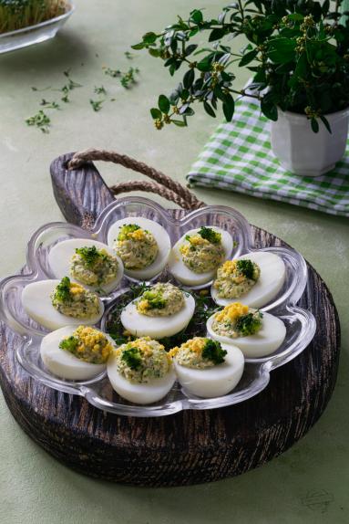 Zdjęcie - Jajka faszerowane brokułem - Przepisy kulinarne ze zdjęciami