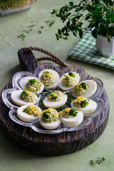Zdjęcie - Jajka faszerowane brokułem - Przepisy kulinarne ze zdjęciami