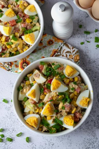 Zdjęcie - Sałatka z jajkami i tuńczykiem - Przepisy kulinarne ze zdjęciami