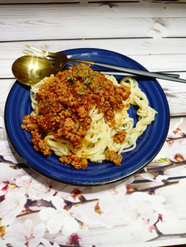 Zdjęcie - Spaghetti ze swojskim sosem - Przepisy kulinarne ze zdjęciami